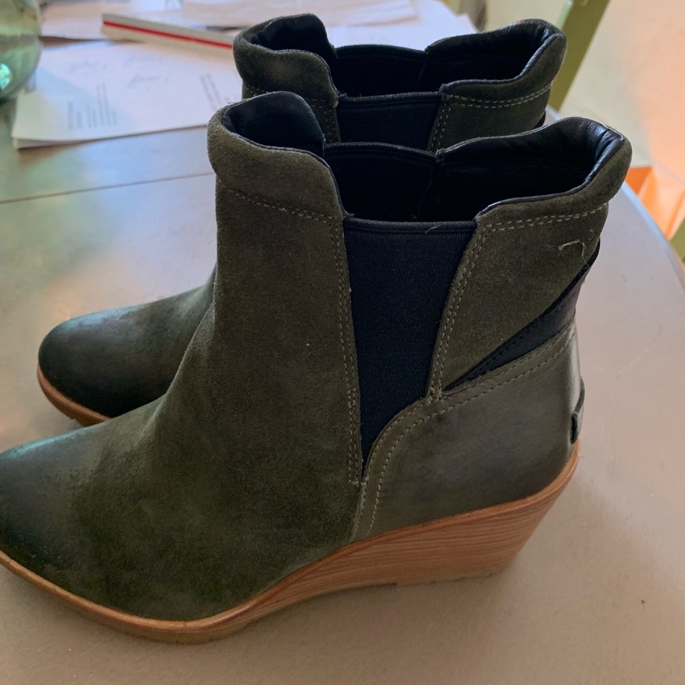 Sorel Women’s After Hours Chelsea Suede 10